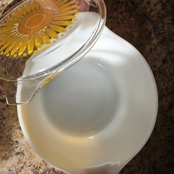 Pyrex Sunflower Casserole Dish - Picture 4 of 7